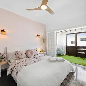 Privadas Cerca De La Playa Y Aeropuerto En Casa Compartida Con Otros Huespedes Casa vacanze Playa Honda (Lanzarote)